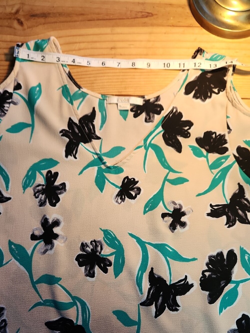 C & E Lifestyle, Sz XL, Cold-Shoulder Floral V-Neck Top in Beige and Teal. - Picture 7 of 10